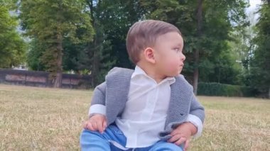 11 aylık Şirin Bebek, İngiltere 'nin Luton Park' ındaki kameraya poz veriyor.