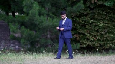 Genç İşadamı, Luton İngiltere 'deki yerel Serbest Erişim Halk Parkı' nda poz veriyor