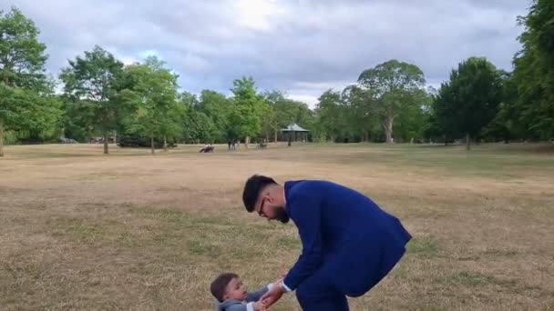 Asian Pakistani Father Holding His Months Old Infant Local Park — 비디오