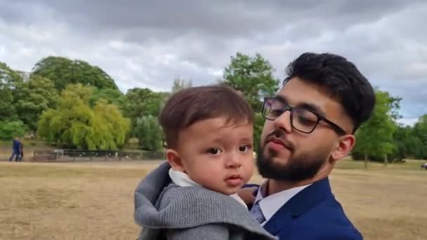 Asyalı Pakistanlı Baba Aylık Bebeğini Ngiltere Nin Luton Kasabasının Yerel — Stok video