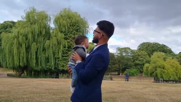 Asian Pakistani Father Holding His Months Old Infant Local Park — Stok video