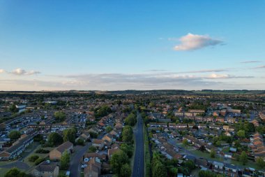 İngiltere 'nin Luton şehrinin yüksek açılı hava manzarası Günbatımında Büyük Britanya, Drone' un Görüntüsü