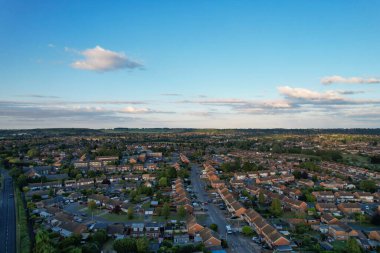 İngiltere 'nin Luton şehrinin yüksek açılı hava manzarası Günbatımında Büyük Britanya, Drone' un Görüntüsü
