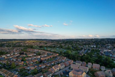 İngiltere 'nin Luton şehrinin yüksek açılı hava manzarası Günbatımında Büyük Britanya, Drone' un Görüntüsü