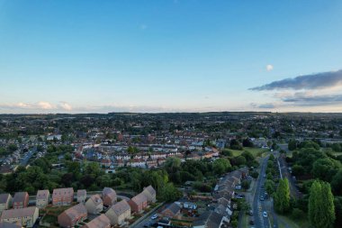 İngiltere 'nin Luton şehrinin yüksek açılı hava manzarası Günbatımında Büyük Britanya, Drone' un Görüntüsü