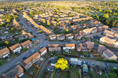 İngiltere 'nin Luton şehrinin yüksek açılı hava manzarası Günbatımında Büyük Britanya, Drone' un Görüntüsü