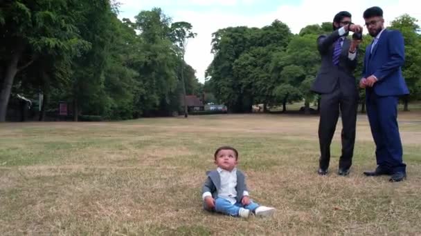 Young Asian Males Infant Baby Boy Local Public Park Luton — Stockvideo