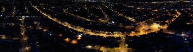İngiltere 'nin aydınlanmış Luton Kasabası Muhteşem Hava Gecesi Görüntüsü, İHA' nın Yüksek Açı Görüntüsü.