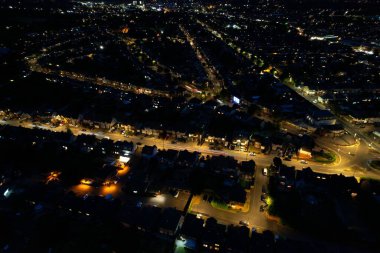 İngiltere 'nin aydınlanmış Luton Kasabası Muhteşem Hava Gecesi Görüntüsü, İHA' nın Yüksek Açı Görüntüsü.