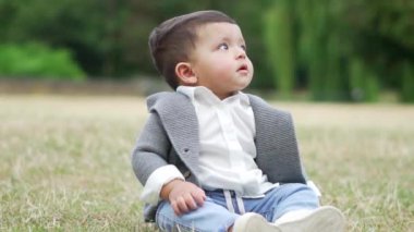 Şirin Asyalı Pakistanlı Bebek İngiltere 'nin yerel parkında poz veriyor.