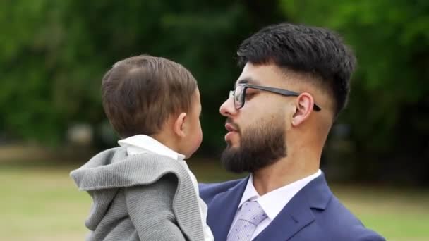 Asyalı Pakistanlı Baba Aylık Bebeğini Yerel Parkta Tutuyor — Stok video