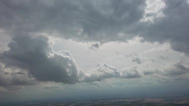 Güzel Yüksek Açılı Bulutlar ve İngiltere 'nin İngiliz Kasabası Görünümü, 360 derecelik bir hava uçağı manzarası.
