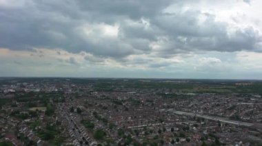 Güzel Yüksek Açılı Bulutlar ve İngiltere 'nin İngiliz Kasabası Görünümü, 360 derecelik bir hava uçağı manzarası.