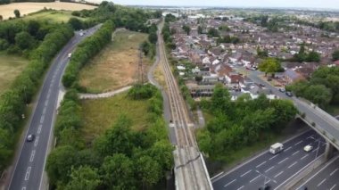 Luton City ve İngiltere kırsalından geçen İngiliz Karayolları ve Trafik Yüksek Açı görüntüsü