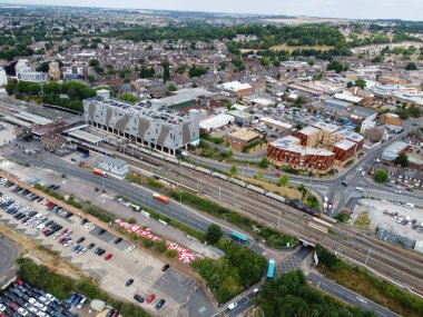 İngiltere 'nin Luton Kasabası ve Tren İstasyonu' nun yüksek açılı görüntüsü.