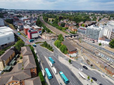 İngiltere 'nin Luton Kasabası ve Tren İstasyonu' nun yüksek açılı görüntüsü.
