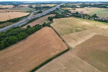 İngiltere 'nin köy ve kırsal kesimlerinden geçen İngiliz Karayolları ve Trafik Yüksek Açı görüntüsü