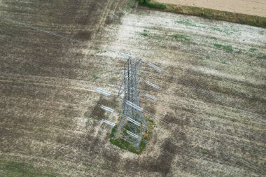 İngiliz tarım arazileri ve kırsal bölgelerden geçen kablolu Yüksek Voltaj Güç Aracı Polonyalıları, İHA 'nın kamerası tarafından havadan yüksek açılı görüş.