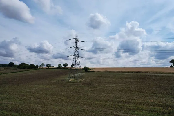 High Voltage Power Supply Poles Cables Running British Farmlands Countryside — Foto de Stock