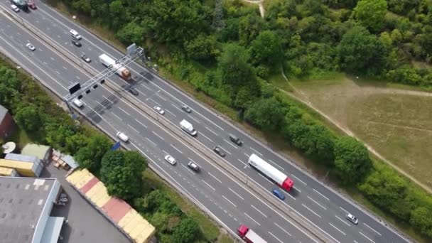 High Angle Aerial View British Roads Traffic Passing Luton City — 비디오