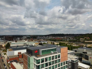 İngiltere 'nin Londra Luton Şehri ve Tren İstasyonu' nun güzel hava görüntüleri ve yüksek açılı manzarası.