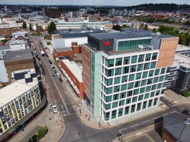 İngiltere 'nin Londra Luton Şehri ve Tren İstasyonu' nun güzel hava görüntüleri ve yüksek açılı manzarası.