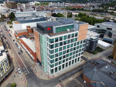 İngiltere 'nin Londra Luton Şehri ve Tren İstasyonu' nun güzel hava görüntüleri ve yüksek açılı manzarası.