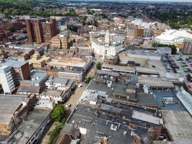 İngiltere 'nin Londra Luton Şehri ve Tren İstasyonu' nun güzel hava görüntüleri ve yüksek açılı manzarası.