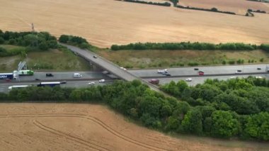 Luton City ve İngiltere kırsalından geçen İngiliz Karayolları ve Trafik Yüksek Açı görüntüsü