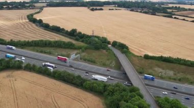 Luton City ve İngiltere kırsalından geçen İngiliz Karayolları ve Trafik Yüksek Açı görüntüsü
