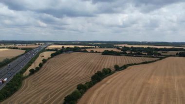 Luton City ve İngiltere kırsalından geçen İngiliz Karayolları ve Trafik Yüksek Açı görüntüsü