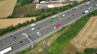 Luton City ve İngiltere kırsalından geçen İngiliz Karayolları ve Trafik Yüksek Açı görüntüsü