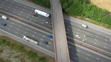 Luton City ve İngiltere kırsalından geçen İngiliz Karayolları ve Trafik Yüksek Açı görüntüsü