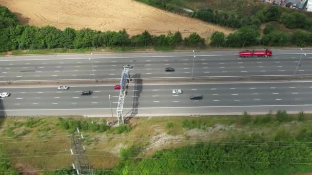 High Angle Luchtfoto Van British Roads Traffic Passeren Door Luton — Stockvideo