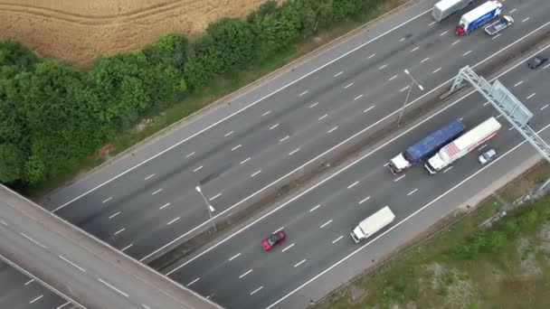 High Angle Aerial View British Roads Traffic Passing Luton City — Stockvideo