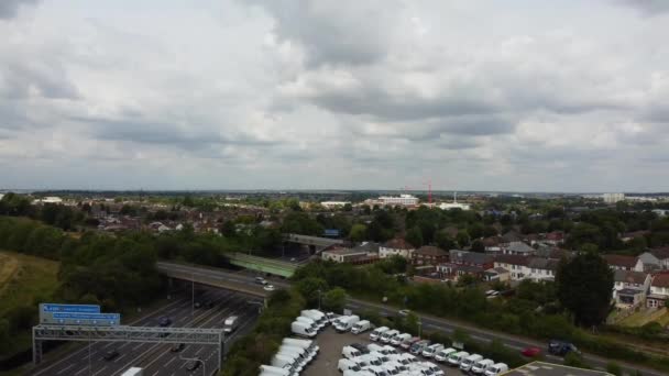 High Angle Aerial View British Roads Traffic Passing Luton City — Vídeo de stock