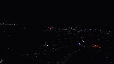 İngiliz Şehri üzerinde Güzel Gece Havai fişekleri Manzarası, Yüksek Angle Drone 'un İngiltere' deki Luton Town Görüntüsü