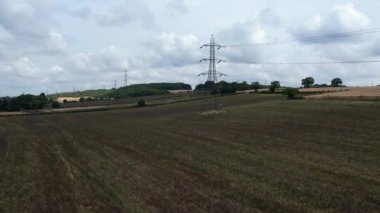 İngiliz tarım arazileri ve kırsal bölgelerden geçen kablolu Yüksek Voltaj Güç Aracı Polonyalıları, İHA 'nın kamerası tarafından havadan yüksek açılı görüş