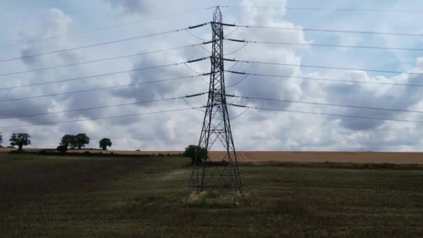 High Voltage Power Supply Poles Cables Running British Farmlands Countryside — Vídeos de Stock