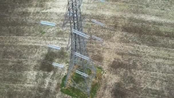 High Voltage Power Supply Poles Cables Running British Farmlands Countryside — стокове відео