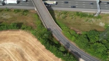 İngiltere 'nin İngiliz Köyü, Yolları ve Kırsalının Yüksek Açı Güzel Manzarası 