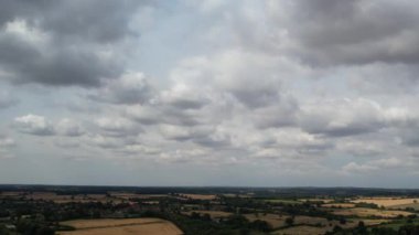 İngiltere 'nin İngiliz Köyü, Yolları ve Kırsalının Yüksek Açı Güzel Manzarası 