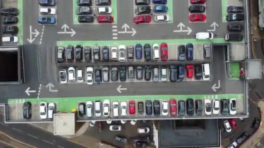 İngiltere 'nin Luton Town şehrinin merkezindeki bina ve çatı katındaki modern otoparkın yüksek açılı görüntüleri.