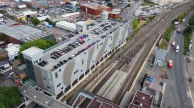 İngiltere 'nin Luton Town şehrinin merkezindeki bina ve çatı katındaki modern otoparkın yüksek açılı görüntüleri.