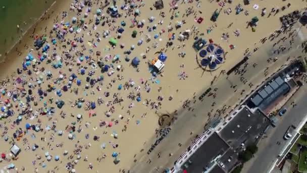 Aerial Footage People Relaxing Swimming Ocean Water Beach Bournemouth England — 图库视频影像