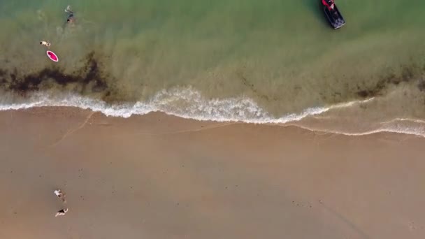 People Enjoying Relaxing Bournemouth Sandy Beach England Beautiful British Sea — Vídeo de Stock