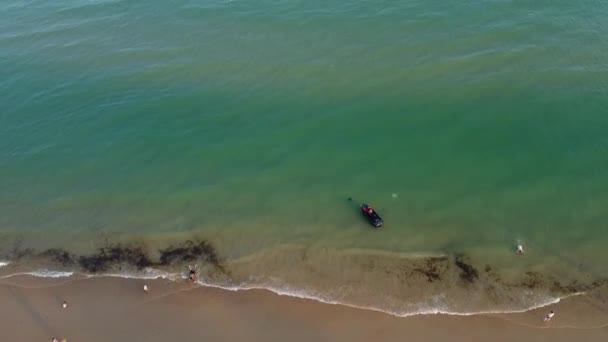 People Enjoying Relaxing Bournemouth Sandy Beach England Beautiful British Sea — стоковое видео