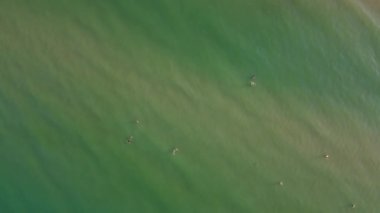 İnsanlar İngiltere 'nin Bournemouth kumlu plajında, güzel Britanya Deniz Manzarası ve Büyük Britanya' nın Temiz Okyanusu 'nda eğleniyor ve dinleniyorlar.