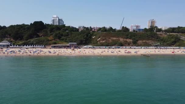 People Enjoying Relaxing Bournemouth Sandy Beach England Beautiful British Sea — стоковое видео