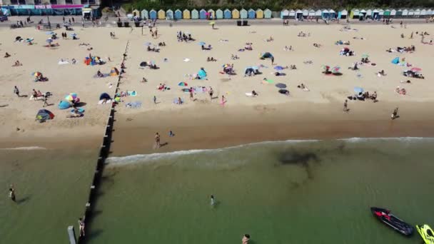 People Enjoying Relaxing Bournemouth Sandy Beach England Beautiful British Sea — Video